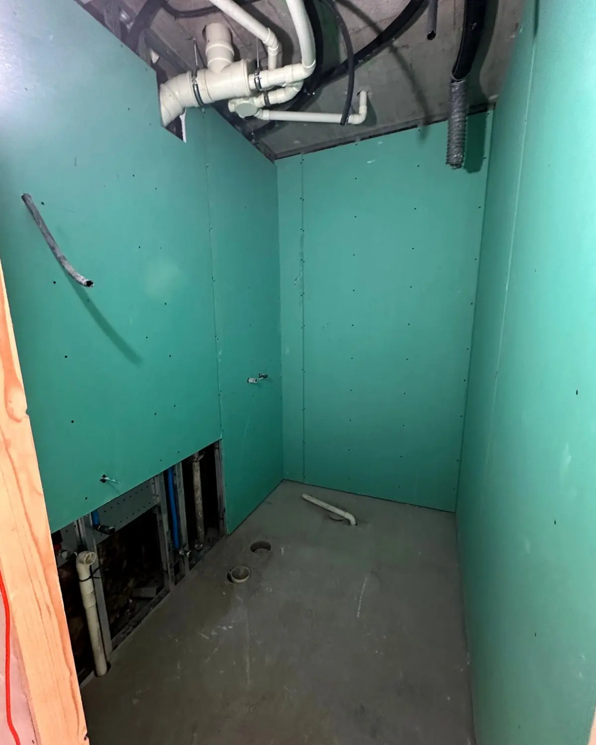 El mismo cuarto técnico cerrado con trasdosado de placa hidrófuga y registro inferior